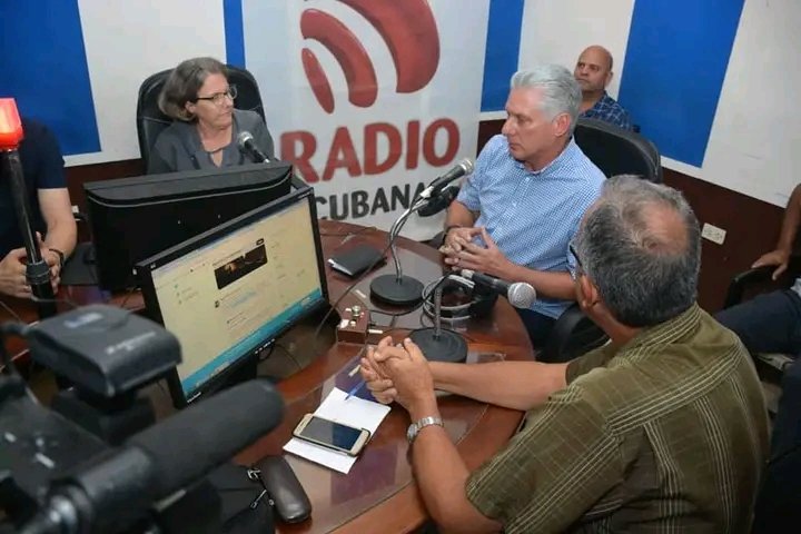 🎙️El presidente <a href="/DiazCanelB/">Miguel Díaz-Canel Bermúdez</a> otra vez en el estudio central de #CMHW. «Una emisora que ha sido paradigma de superación, de realización y de buen gusto», dijo el mandatario cubano por las frecuencias de la Reina Radial del Centro para toda #VillaClara y un poquito más allá