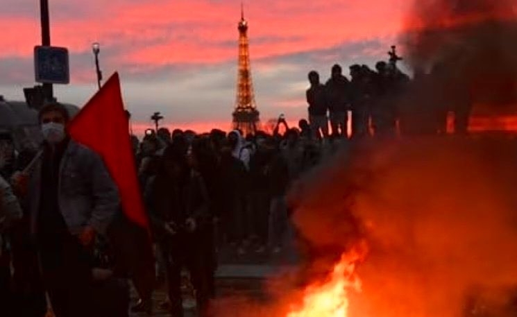 jordisalvia's tweet photo. París en flames 🔥 

⚠️ Macron se salta l'Assemblea per la falta de vots al seu favor i aprova la reforma de les pensions per decret. https://t.co/SXj4hswRx5