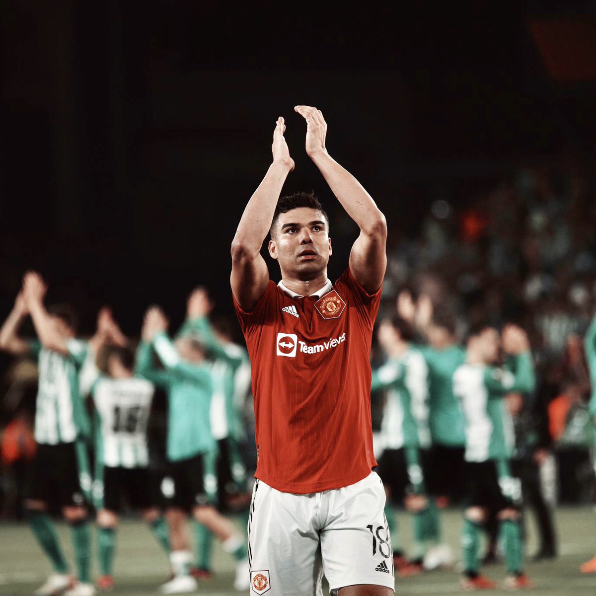 Casemiro's tweet photo. A perfect round of 16! Thank you for your support in Seville, reds! We move on!

👊🏽🔴

#MUFC #UEL https://t.co/4BlLU9o02D
