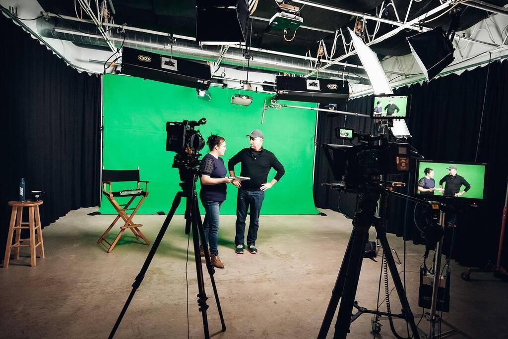 We understand that every project has unique requirements, which is why we offer flexibility. We can help you create a tailored solution that meets your specific needs, with cameras, lighting and green screen!
Book the studio and read our newest newsletter. Links in bio!