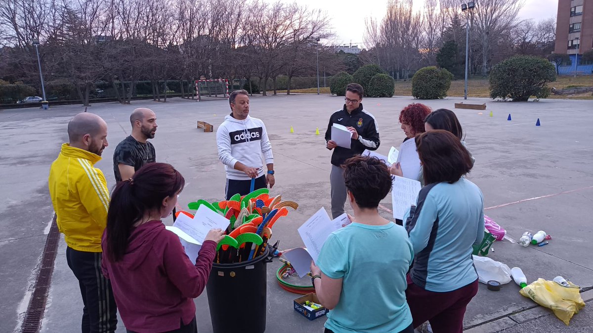 Hoy hemos dedicado la sesión a trabajar el deslizamiento para acabar aplicándolo a un deporte alternativo: el skate bottle!!