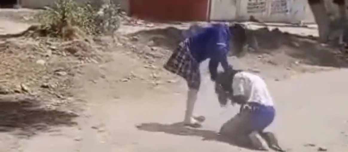 ccamacho88's tweet photo. Una estudiante asesina a su compañera:
—Bullying.

Un estudiante asesina a su compañera:
—FEMINICIDIO. https://t.co/kvtPHm6Bbh