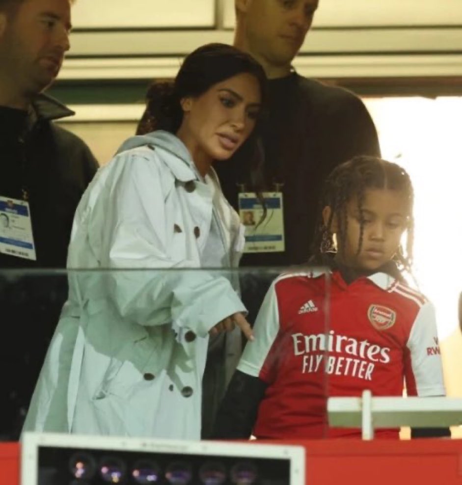 afcstuff's tweet photo. Kim Kardashian &amp; her son, Saint West, supporting Arsenal at the Emirates Stadium tonight. 😅 #afc https://t.co/0eMg8ksjEh