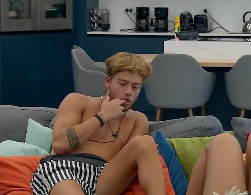 los fans de nacho “julieta es una sucia😭😭”, nacho: 

NACHO AL 9009