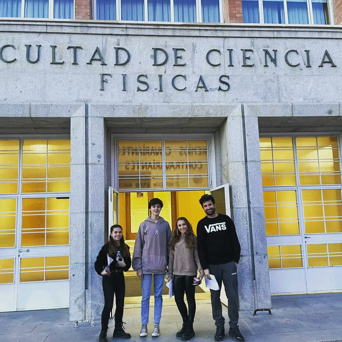 Por otro lado, Gonzalo de Piñera, ha sido bronce en las #OlimpiadasDeFísica y viajará con el equipo madrileño a las Olimpiadas Nacionales, que se celebran en Lugo del 28 al 30 de abril.
Gonzalo, César (su profesor de Física), ¡super orgullosos de vuestro éxito!👏👏👏