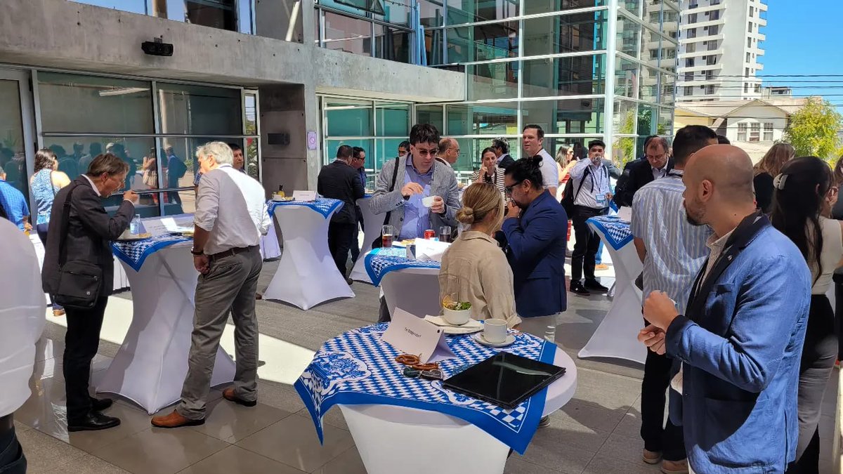 Sabemos de la importancia del agua y el hidrógeno verde para el desarrollo de nuestra región y el país; por ello, valoramos las instancias como este diálogo entre el Estado de Bavaria (Alemania) y #Antofagasta, para conocer sobre nuevos proyectos a futuro. ♻️🇨🇱🤝🏼🇩🇪🌐

#AIA