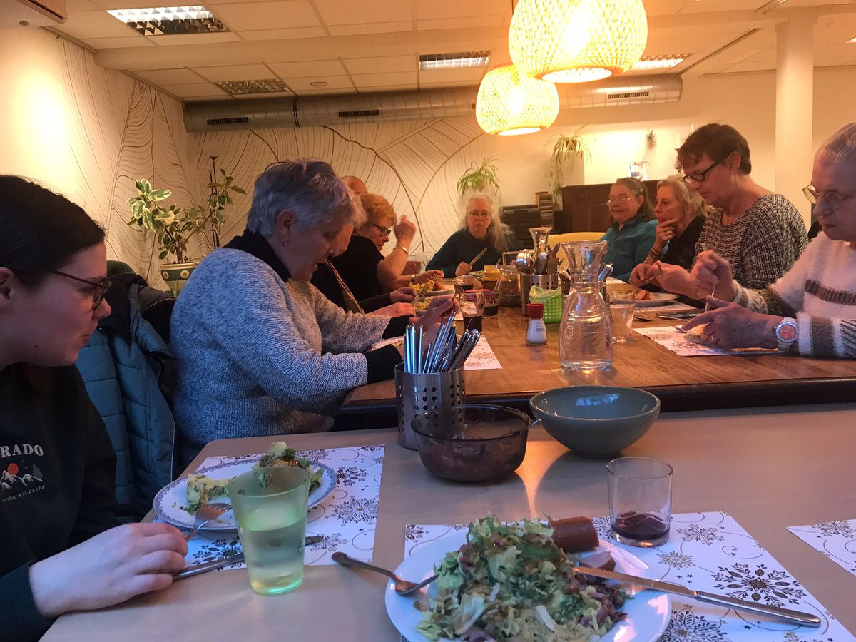 stadskok's tweet photo. De Buurttafel over discriminatie was een groot succes. Beleidsambtenaar Mohammed deed het super. Precies waarom ik aangaf "met praten bereik je meer dan met symbolen". Niet dat je het eens hoeft te zijn, maar het creëert wel begrip. Mijn nichtje Vera hielp me vandaag. Super leuk! https://t.co/pX6FKrFLqX