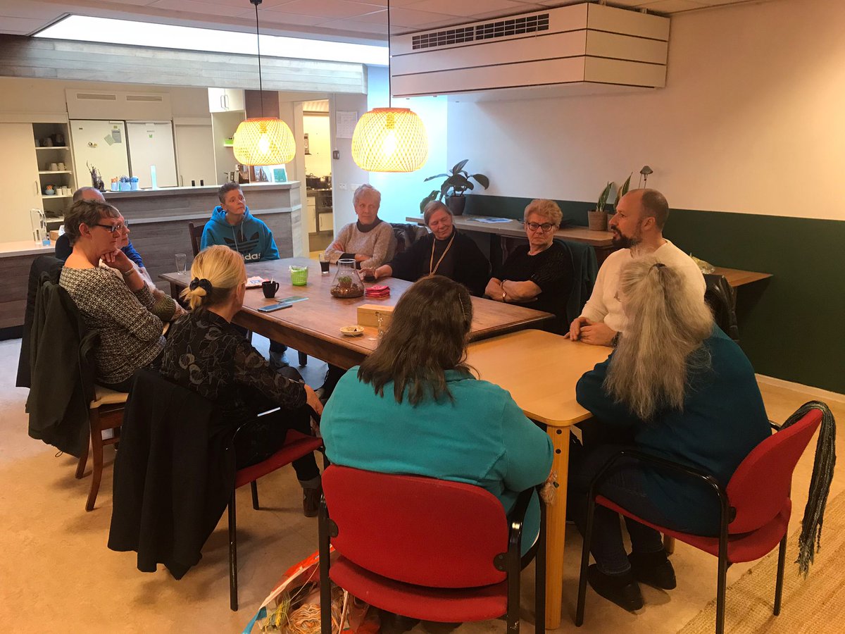 stadskok's tweet photo. De Buurttafel over discriminatie was een groot succes. Beleidsambtenaar Mohammed deed het super. Precies waarom ik aangaf "met praten bereik je meer dan met symbolen". Niet dat je het eens hoeft te zijn, maar het creëert wel begrip. Mijn nichtje Vera hielp me vandaag. Super leuk! https://t.co/pX6FKrFLqX