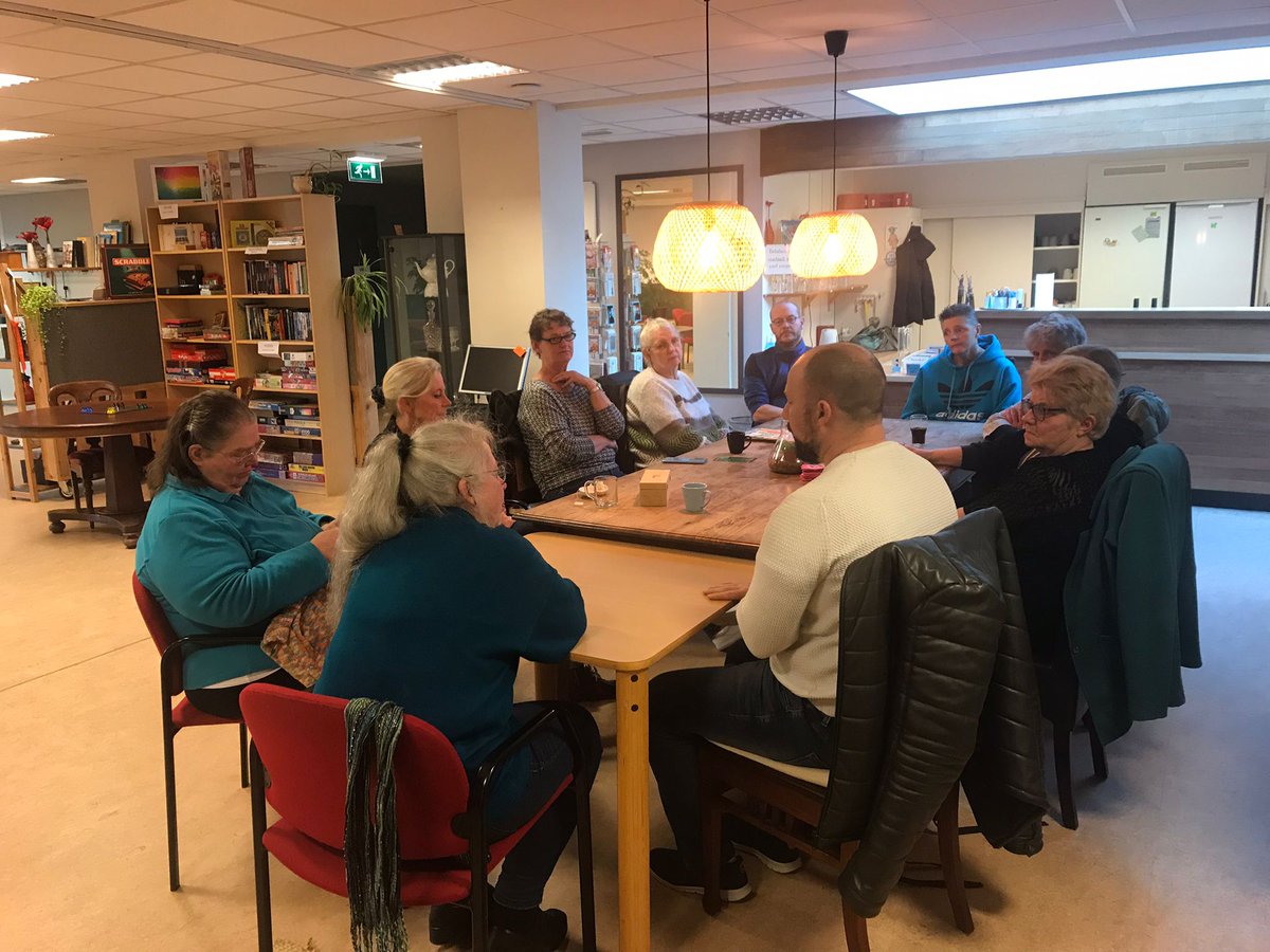 De Buurttafel over discriminatie was een groot succes. Beleidsambtenaar Mohammed deed het super. Precies waarom ik aangaf "met praten bereik je meer dan met symbolen". Niet dat je het eens hoeft te zijn, maar het creëert wel begrip. Mijn nichtje Vera hielp me vandaag. Super leuk!