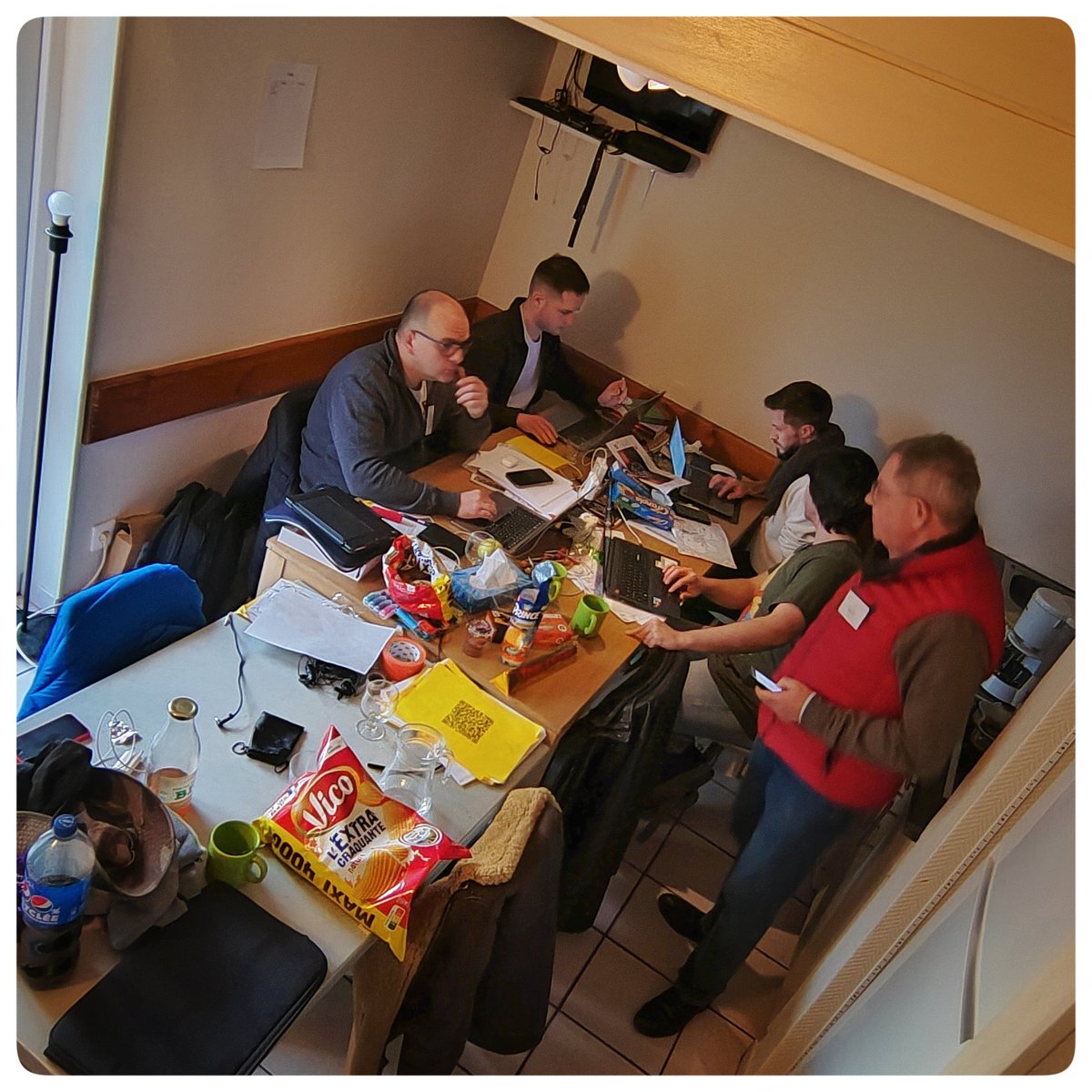 FredJoli's tweet photo. Et pour finir cette avant dernière journée du @ConcoursPictet 2023,  ze boss, la "cuisine" (où s'alchimise les scénarii de la semaine) et l'indispensable Tuteurs Show. @OsonsDIH @CICR_fr @CroixRouge @jlgrgn https://t.co/TSG2nNcgAg
