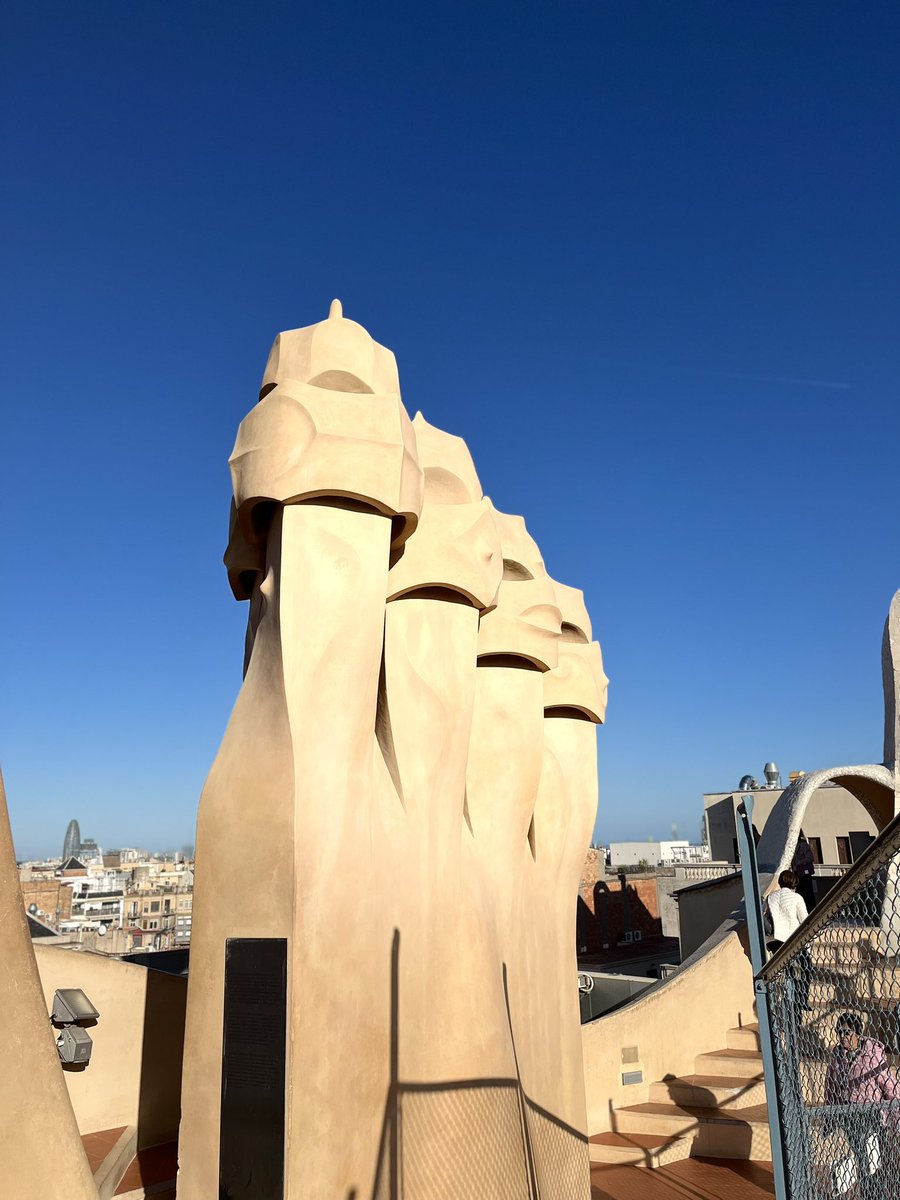 elsitaku's tweet photo. He buscando por cada rincón de Barcelona a @Berto_Romero  sin suerte, espero que pronto regresen al nuevo continente y me toque verlos @Buenafuente https://t.co/UFUd6YCzJD