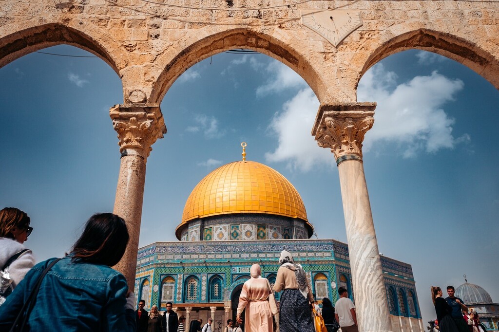 AdamDCohn's tweet image. One of my favorite aspects of Jerusalem is the insane proximity of the holy sites. The Kotel (the Western Wall) is the holiest place accessible to Jews in Judaism, the last remaining part of the second Jewish temple (the first was entirely destroyed). Th… instagr.am/p/Cp3OCtaopGH/