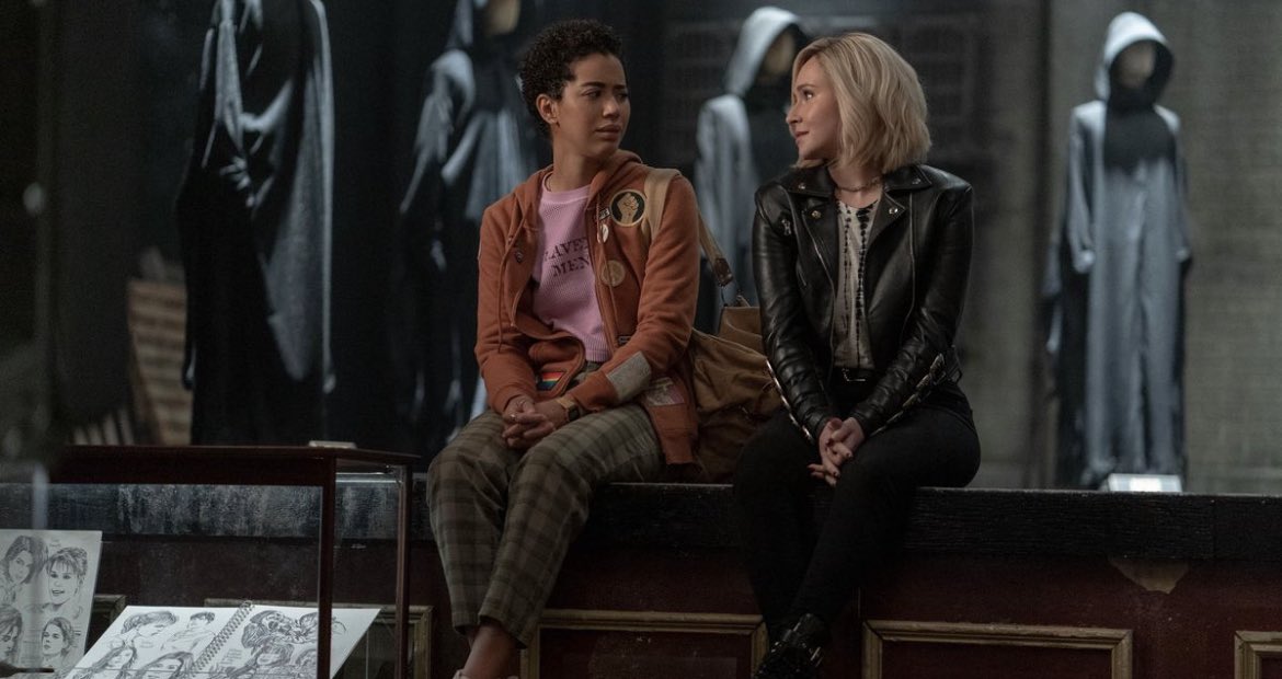 screamsourcee's tweet photo. Do you like this scene with Kirby and Mindy chatting? #ScreamVI https://t.co/KHHPWheiSI