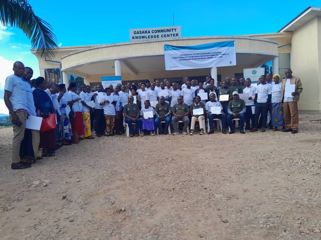 RwandaVets1's tweet photo. Mayor @NgomaDistrict & DG Animal resources dvpt @RwandaAgri joined @OroraWihaze to launch community animal health workers based extension model implemented by #RCVD. 64 vets and 400 #CAHWs have been trained and extended
trainings to 27,000 farmers in 8 districts of intervention. https://t.co/GQdeFiiaRn
