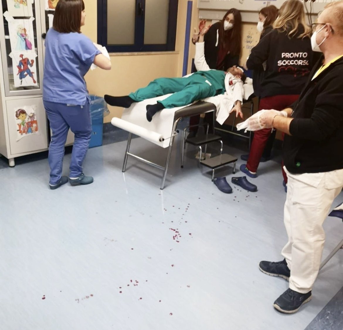 Ospedale Pediatrico di #Bari.
Marzo 2023. 
L’uomo insanguinato sul lettino non è un paziente, ma il medico aggredito da un genitore di un piccolo paziente.
Continuate ad aggredire gli operatori sanitari e presto quelle porte saranno chiuse per tutti. 
Per sempre.