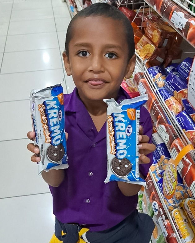 FMFFoods's tweet photo. Pure joy captured! Our Kremo chocolate sandwich biscuits bring a smile to this young customer's face 😍

#fmf #crazybiscuitsale #kremo https://t.co/XthqJsmbvl
