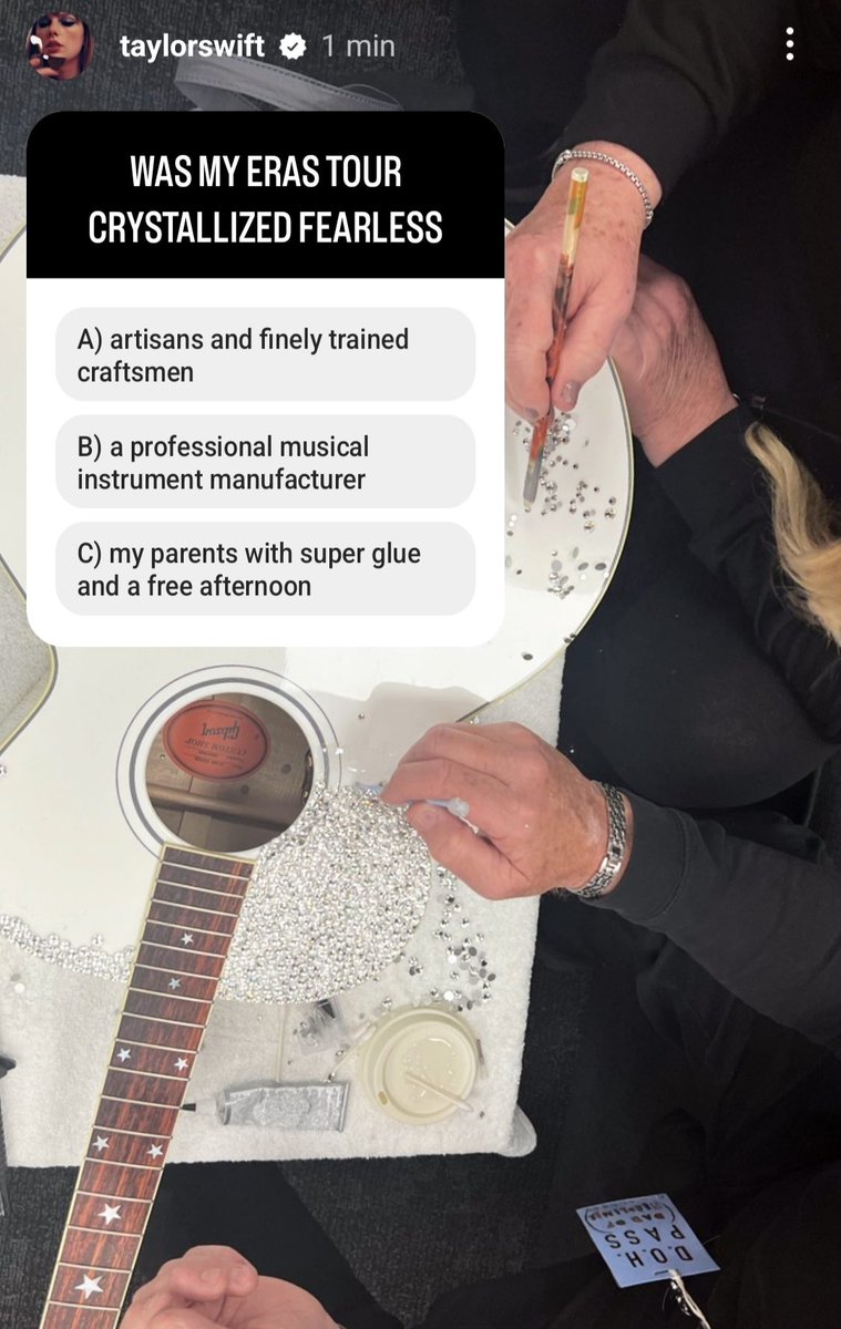 oldhhabits's tweet photo. this genuinely made me tear up because imagining being the biggest artist in the world and still making your parents stuff and letting them be a part of it when you could easily have a team designed for that... she's so special it makes me cry https://t.co/w717CvipUc