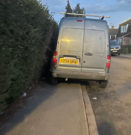 What goes through the mind of a driver when they do this? 

🤔

#antisocialparking
#pavementsareforpeople

Champion Way, Littlemore