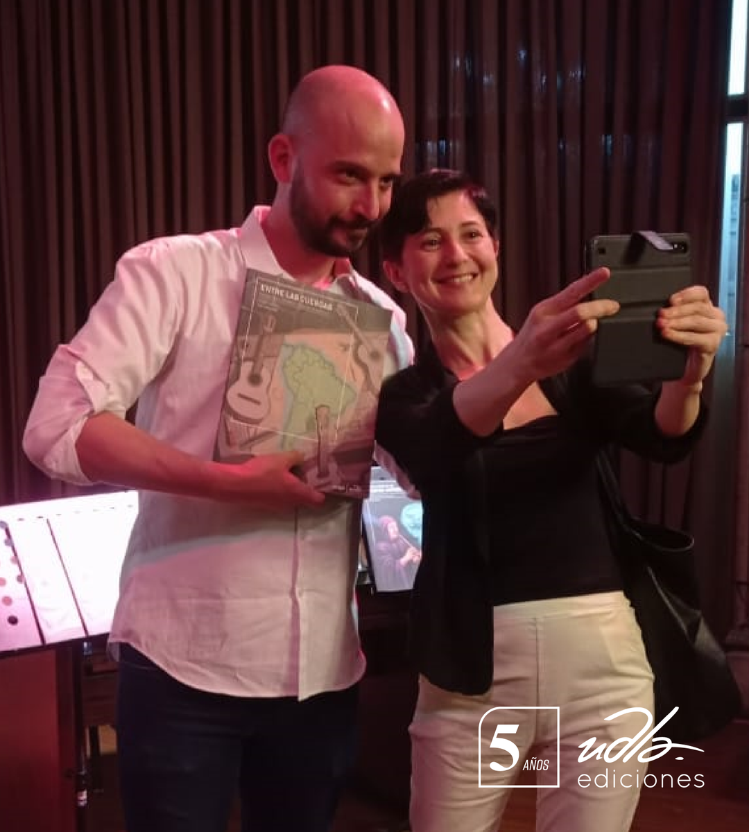 UDLAediciones's tweet photo. ¡#UDLAEdiciones se internacionaliza!
Felicitamos a nuestro docente @DiegoCarlisky  por la presentación de su libro: "Entre las cuerdas: consejos para orquestar conjunto de guitarras" llevado a cabo en Universidad Nacional de las Artes (Buenos Aires-Argentina).🇦🇷 🇪🇨📚
#AMOLOQUELEO https://t.co/peiZ4dGMp6