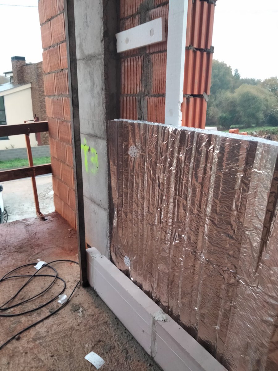 En esta vivienda  de Villalba - Lugo; diseñada por el arquitecto Jesús Barbados de Monterroso y promovida 
por Construcciones Canteros Muibar; se ha instalado nuestro sistema de aislamiento más revolucionario e innovador; el panel  HYBRIS 155mm de espesor en pared y bajo cubierta