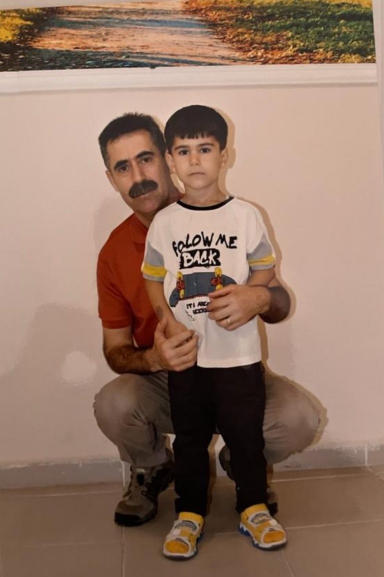 7 Yıl
2 Ay <a href="/BekirKayaVan/">Av.Bekir Kaya</a> 

"Ne söylememi bekliyorsun
Hava aldıkça sızlayan bir diş var içimde.
Susmam bundan,
konuşmam bundan.
Ben zaten o ilk acıyla ölmediğimde
çok gücenmiştim hayata.
İnsan olmuştum
ilk o zaman.
Kendimi acıya teslim ettiğmde hatırladım,
ölünmüyordu,
hatırladım"