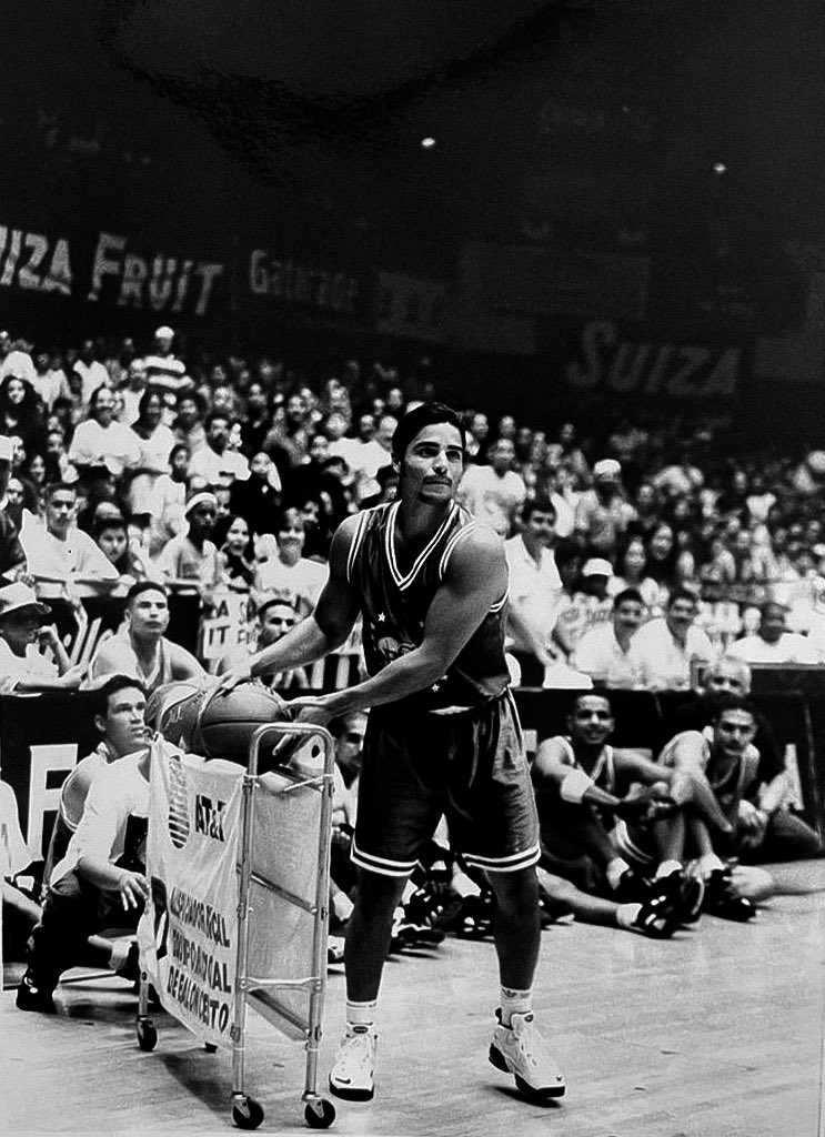 CHAYANNEMUSIC's tweet photo. Este #TBT en mi hermoso Puerto Rico haciendo una de las cosas que amo. 🏀⛹🏻 https://t.co/HcCgFAn3Ni