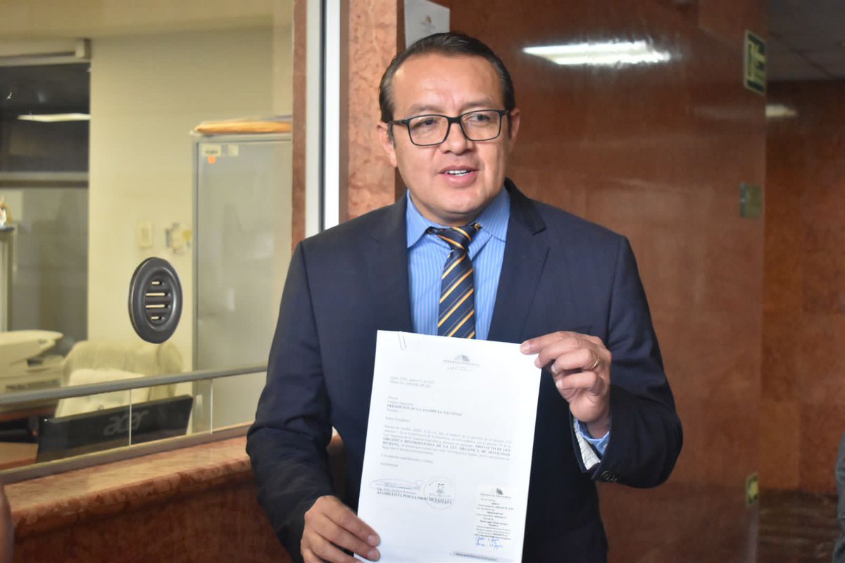 eliasjachero's tweet photo. #ProyectoDeReforma
📌 Se presentó la reforma #LeyMovilidadHumana para garantizar los derechos los migrantes ecuatorianos 🌎
👉 Nuestro compromiso con todos los ecuatorianos que hacen patria desde cualquier rincón del Mundo.🌐
#EliasJachero #Asambleista🇪🇨 https://t.co/dvoHlbMZQ3