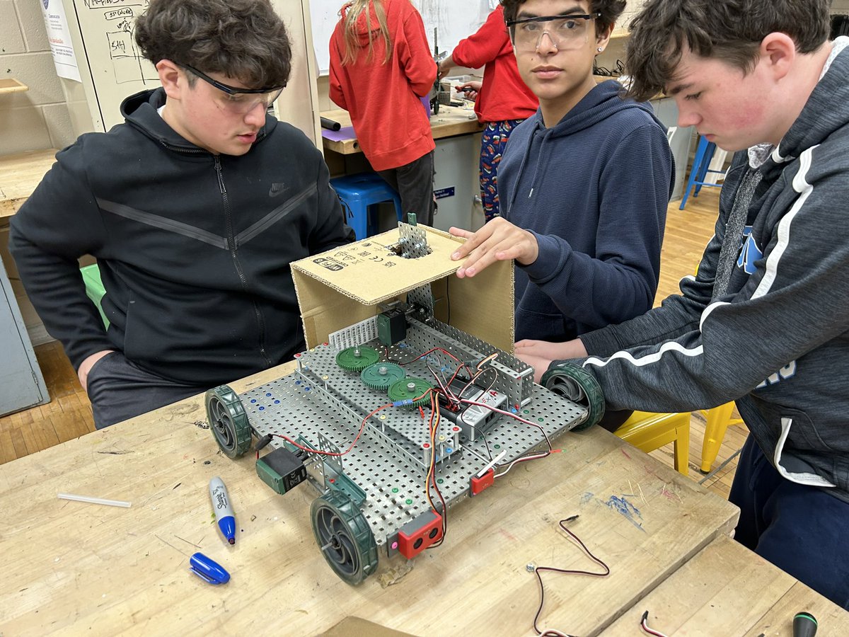 jeff_naso's tweet photo. Amazing work being done by these 8th graders! #Grit and #Determination on display everyday. These groups are coming in extra time to work in their projects. Their motivation is through the roof! @GFMS_info @Carmelschools  Can’t wait to see how they will finish up in a few weeks. https://t.co/6xXfjCqkME