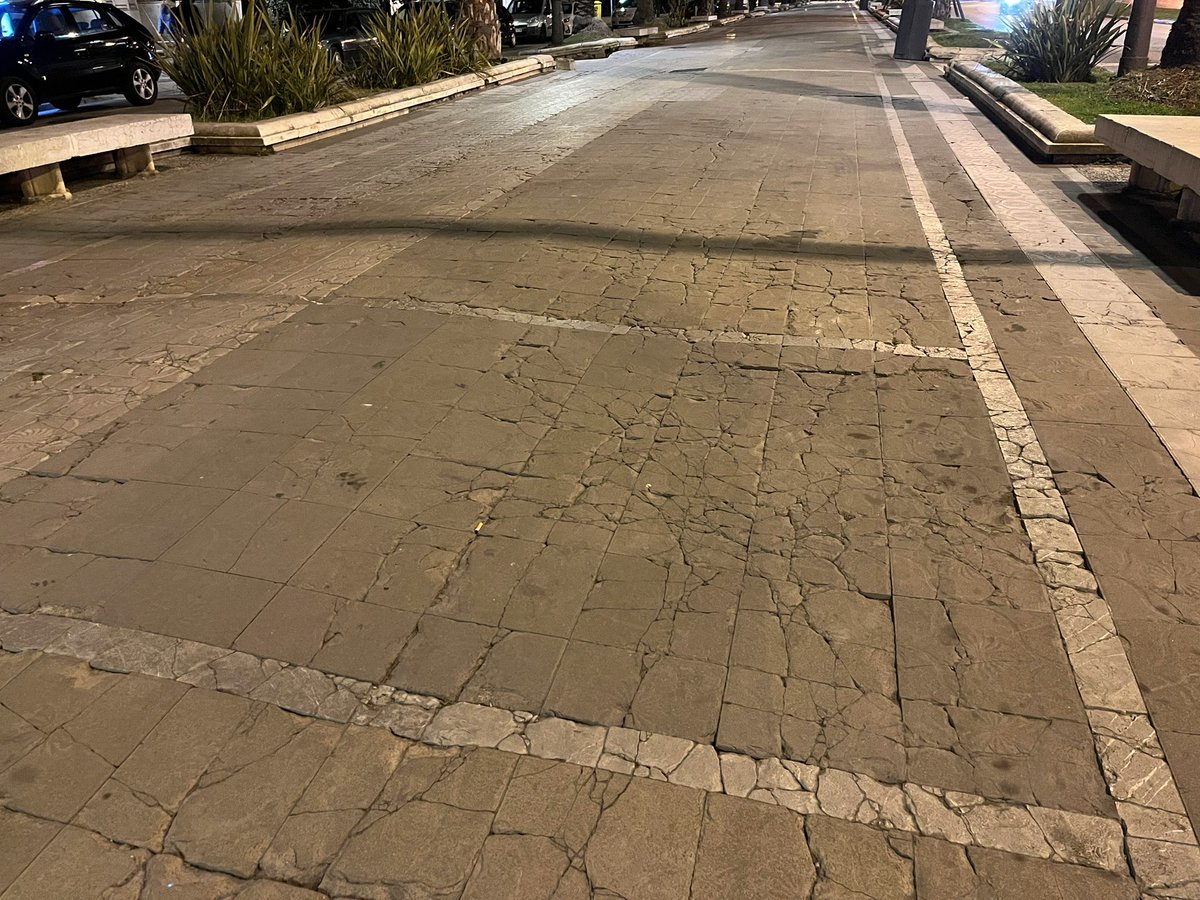 calablanca's tweet photo. Nada menos que en pleno Paseo Sagrera, tenemos así el pavimento. Muy peligroso y da una pésima imagen. ¿ Para esto no hay dinero ? @ajuntpalma https://t.co/E38g9uXKSg