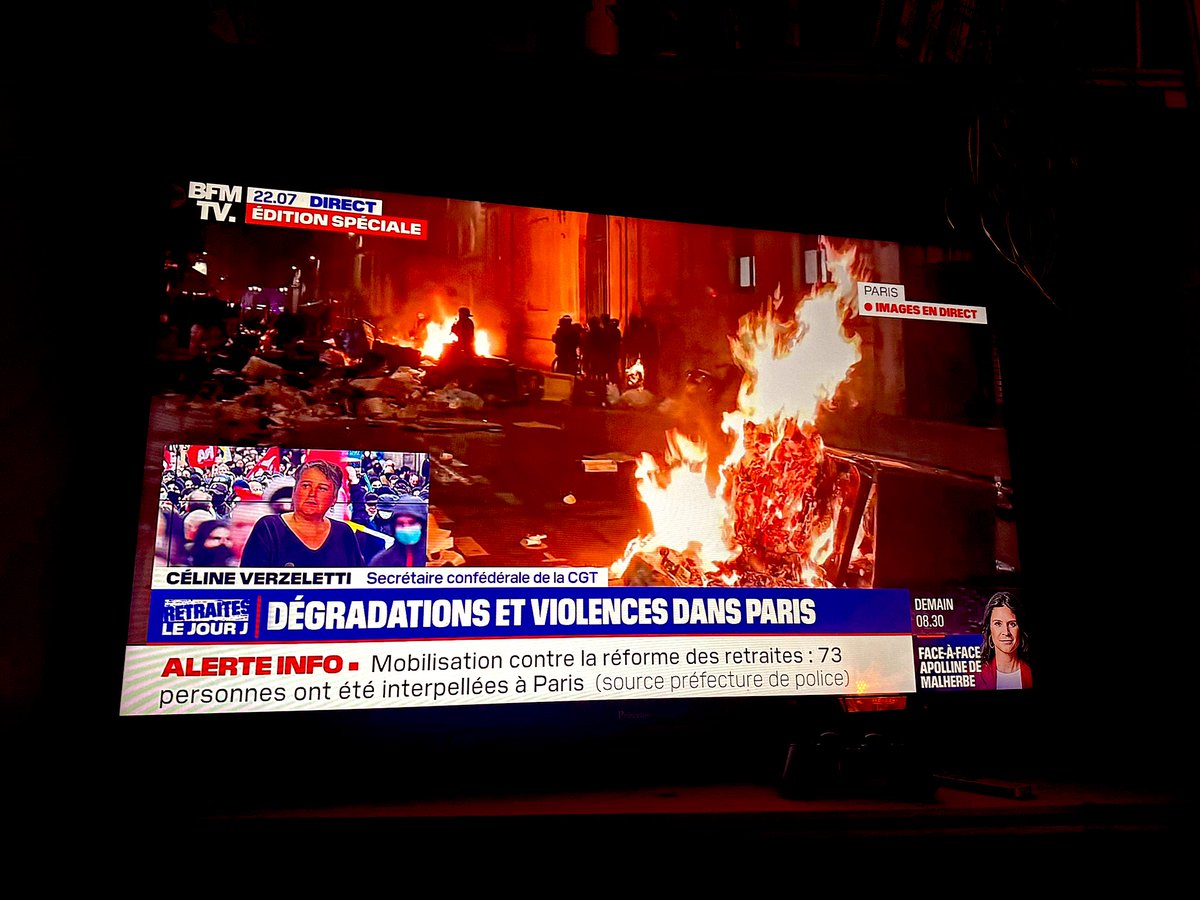 LucasDewix's tweet photo. Astuce : si tu mets BFM ce soir sur ta télé ça fait un effet cheminée sympa dans le salon 
#Revolution https://t.co/0J24b3f0zs