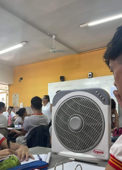 En Alta Gracia, en el Instituto Manuel de Falla, los estudiantes llevan ventiladores de sus casas para poder cursar en las aulas. Buena idea.

Las autoridades esta escuela privada, donde los padres pagan no menos de $15 mil la cuota, ahora les prometieron que pondrán aires acond.