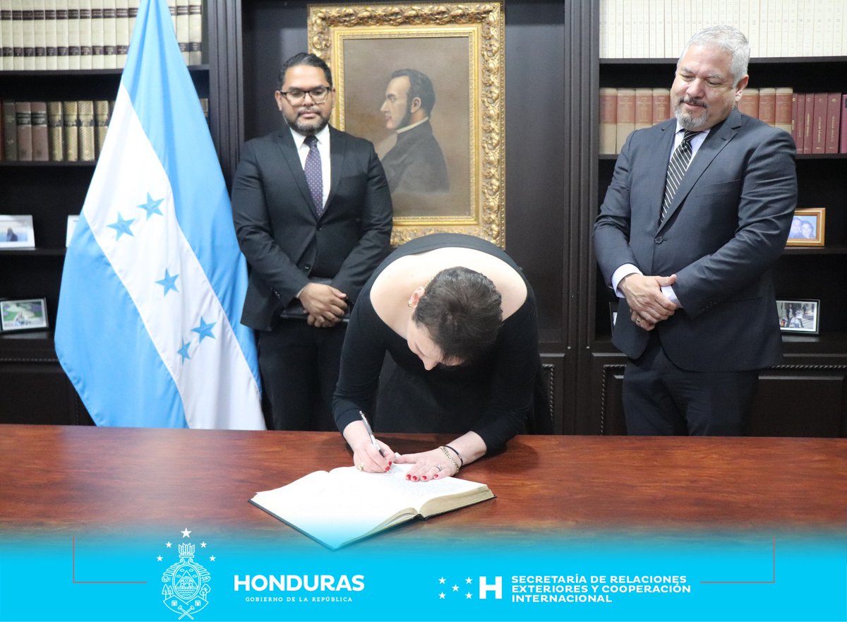CancilleriaHN's tweet photo. 🇭🇳🤝🇨🇦| @BeatrizValleM fue juramentada como Embajadora Extraordinaria y Plenipotenciaria de la República de Honduras en Canadá, por el Embajador @EnriqueReinaHN, Secretario de Relaciones Exteriores y Cooperación Internacional. 

Ver: https://t.co/Tlnd6dQLMu https://t.co/7R5OhCgN81