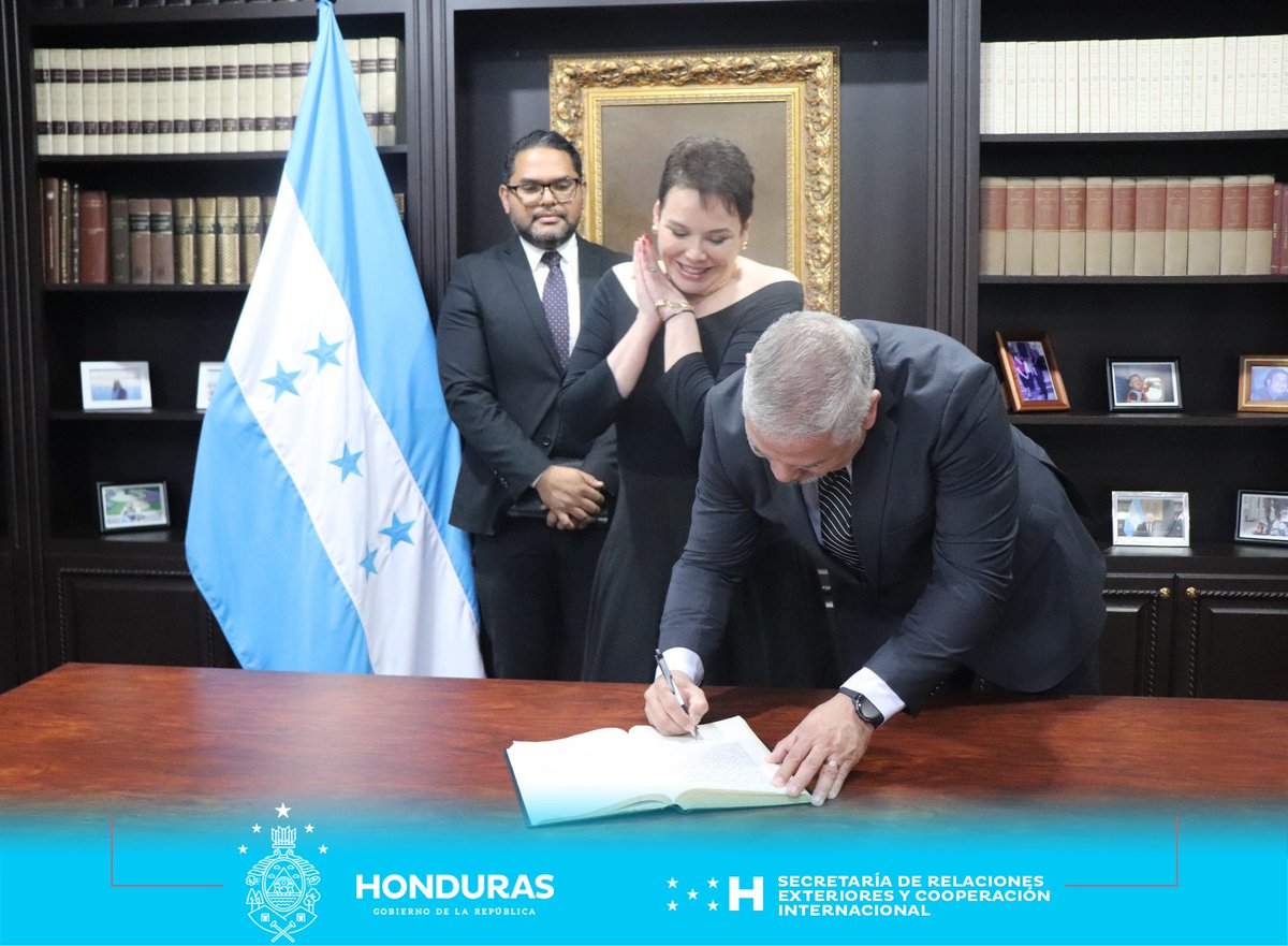 🇭🇳🤝🇨🇦| <a href="/BeatrizValleM/">Beatriz Valle</a> fue juramentada como Embajadora Extraordinaria y Plenipotenciaria de la República de Honduras en Canadá, por el Embajador <a href="/EnriqueReinaHN/">Enrique Reina</a>, Secretario de Relaciones Exteriores y Cooperación Internacional. 

Ver: sreci.gob.hn/node/1156