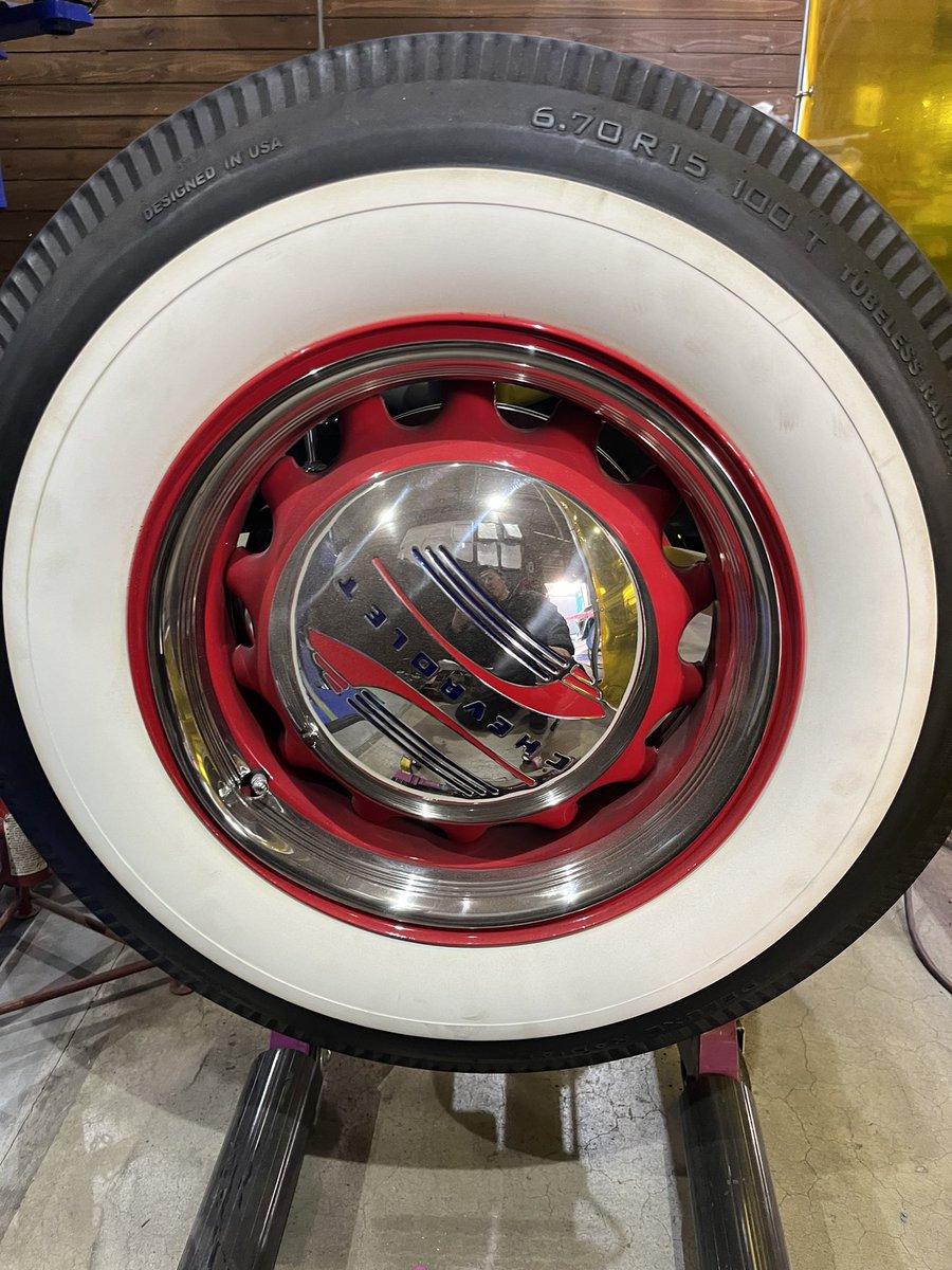 ArsTsu's tweet photo. Diamondbacktireが気になるけど
オーダーメイドらしくホワイトウォールのリブも幅もオプションで強みはラジアル構造、だが値段は1本約6万円ww
Firestone670-15も今の相場なら
あんま変わらんしな〜

因みに左がリプロのホイール
右が俺の魂と諭吉を込めたオリジナル
パッと見で分かる位全然ちがう https://t.co/ToOuiRCldK