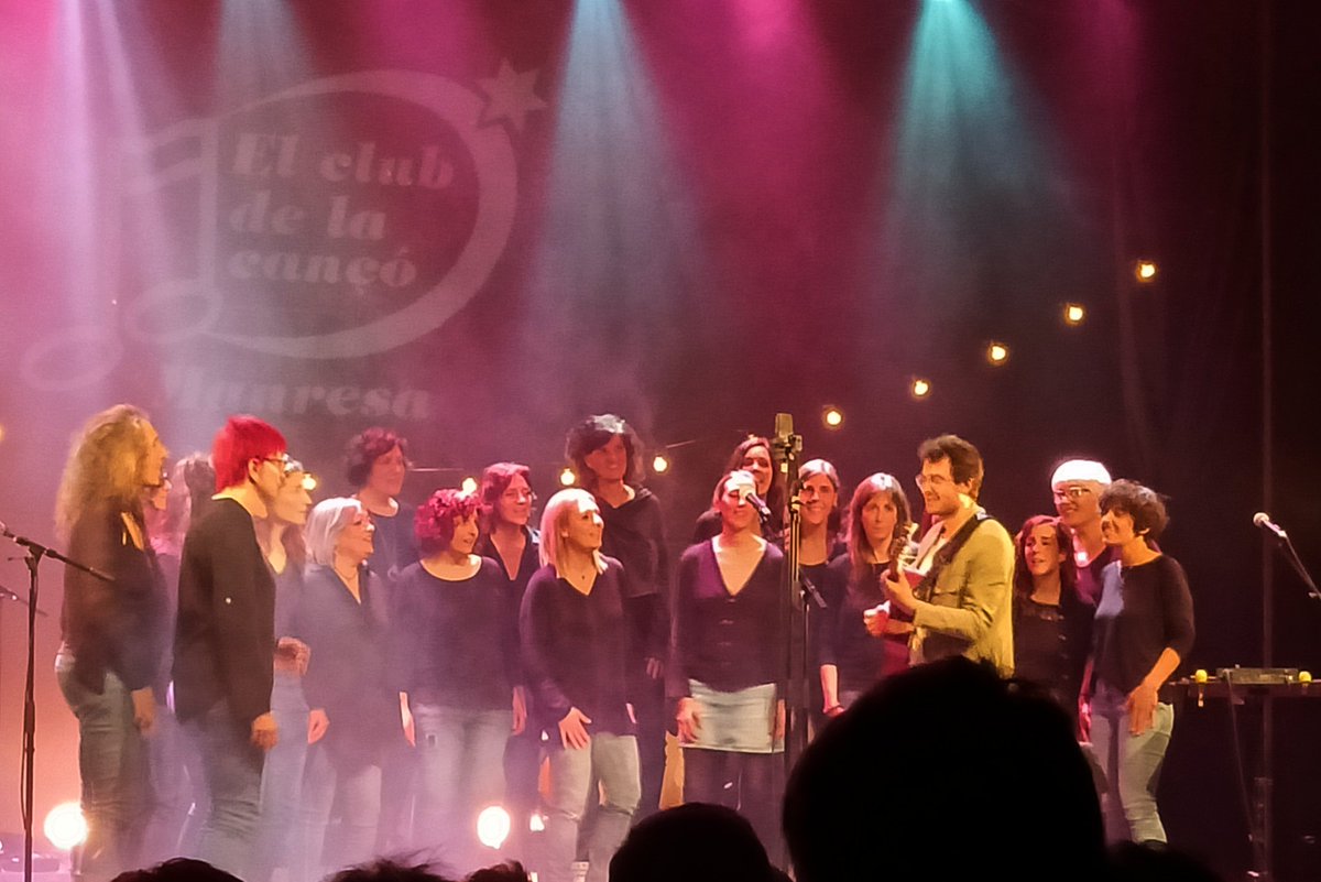 Gemma_Puig's tweet photo. En els concerts d'en @guillemromatort sempre passen coses boniques. Avui amb el Cor de Teies, dins el cicle #elclubdelacançó, al @Kursaalmanresa quina felicitat retrobar-nos!! Et desitjo de tot cor que #postureoreal tingui un llarg recorregut. https://t.co/rlLw1juaEu