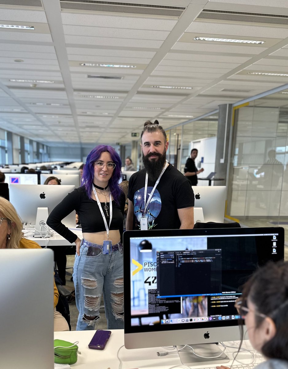 MoureDev's tweet image. Hoy he estado junto a @miriamgonp en @42MadridFTef
Ya conocía su concepto de aprendizaje de programación autónomo, pero ver todo el entorno el recursos que ponen al alcance de los alumnos me ha alucinado.
Está claro que es un tipo de aprendizaje que tiene que encajar contigo,…