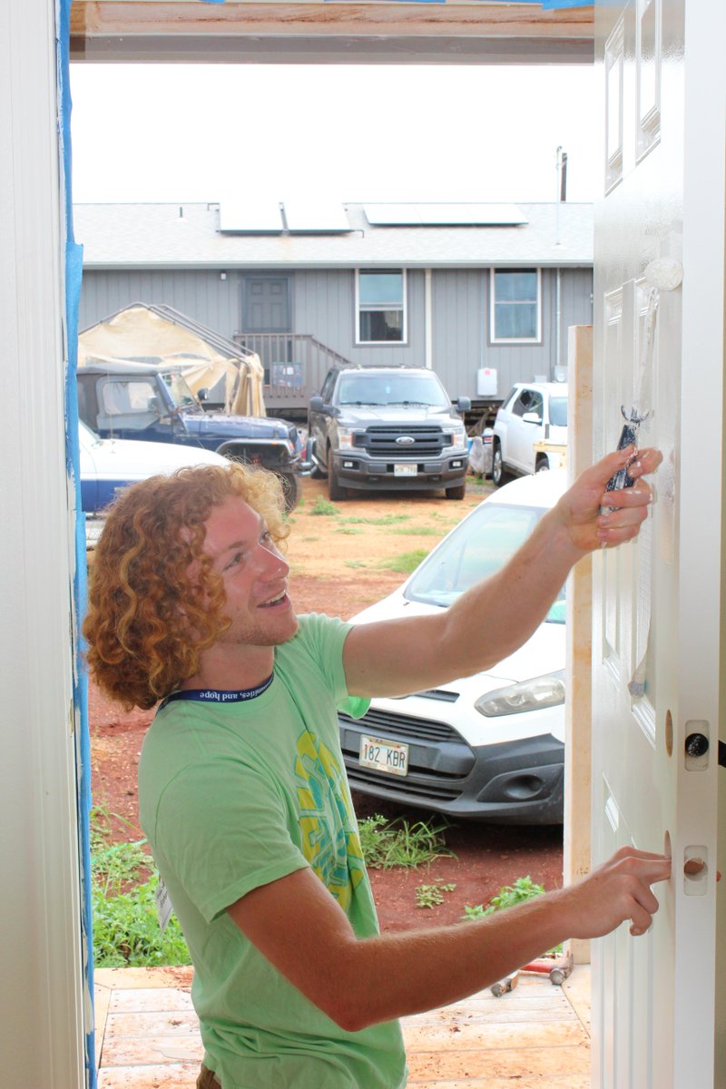 KauaiHabitat's tweet photo. Great things are happening at our `Ele`ele Iluna jobsite! A college ministry from the University of Tennessee called The House is volunteering to paint the exterior and interior of one of our homes. A big mahalo to these amazing students. Way to #BuildAloha! #volunteer #dogood https://t.co/3iWb1BnGQM