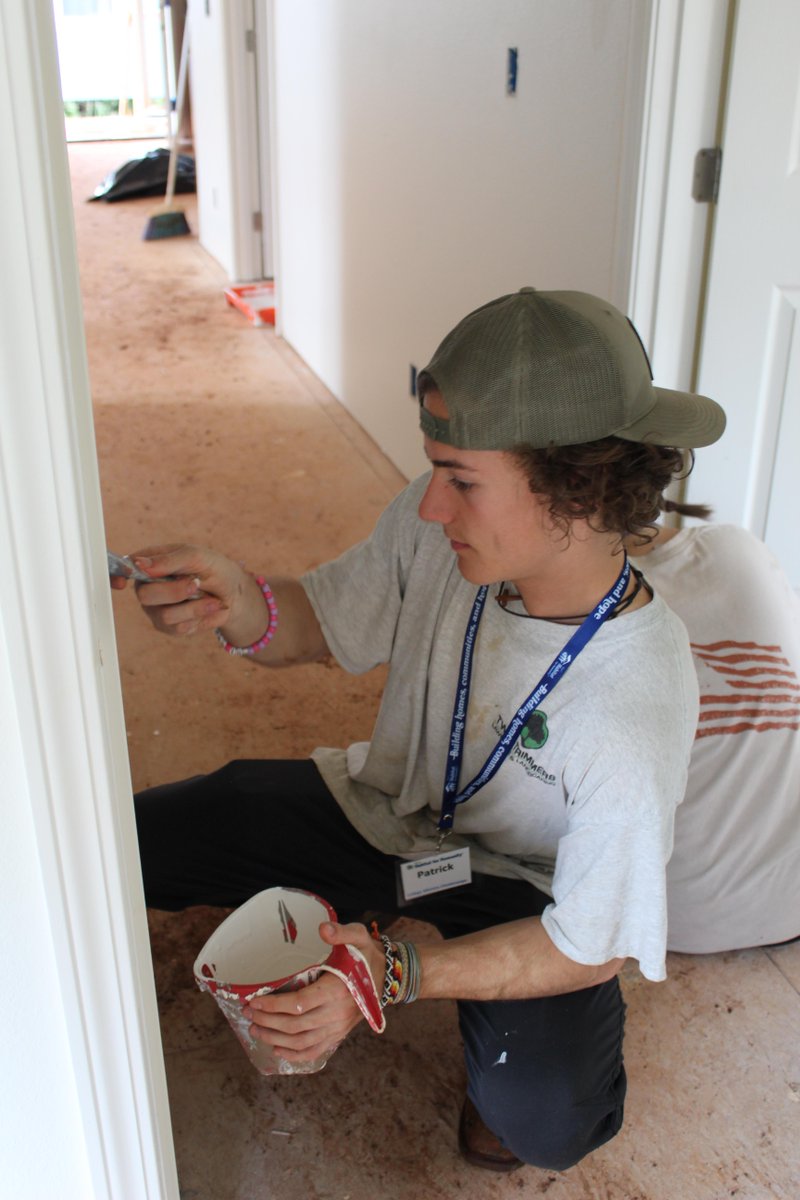 KauaiHabitat's tweet photo. Great things are happening at our `Ele`ele Iluna jobsite! A college ministry from the University of Tennessee called The House is volunteering to paint the exterior and interior of one of our homes. A big mahalo to these amazing students. Way to #BuildAloha! #volunteer #dogood https://t.co/3iWb1BnGQM