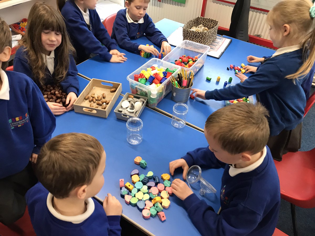 LlanFach2028's tweet image. Finding ways to count objects reliably. #trialanderror #experientiallearning