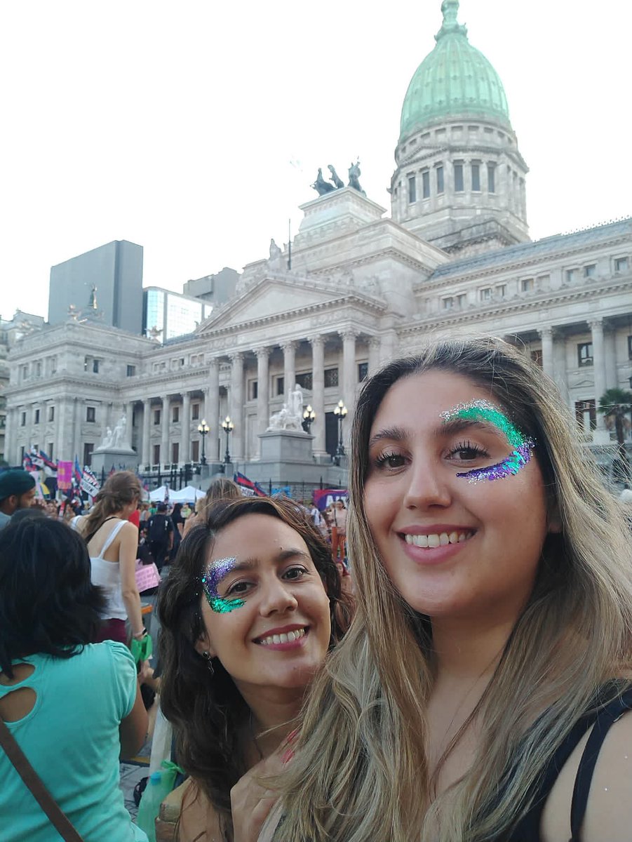 María Isabel vivía con miedo. No podía salir de su casa sin miedo. No podía estar en su casa sin miedo. Las amigas y hermanas la acompañaban a todos lados. El 8M marchó para pedir justicia porque su ex la quiso matar y nadie hizo nada. Hoy la mató en #Cañuelas frente a sus hijos