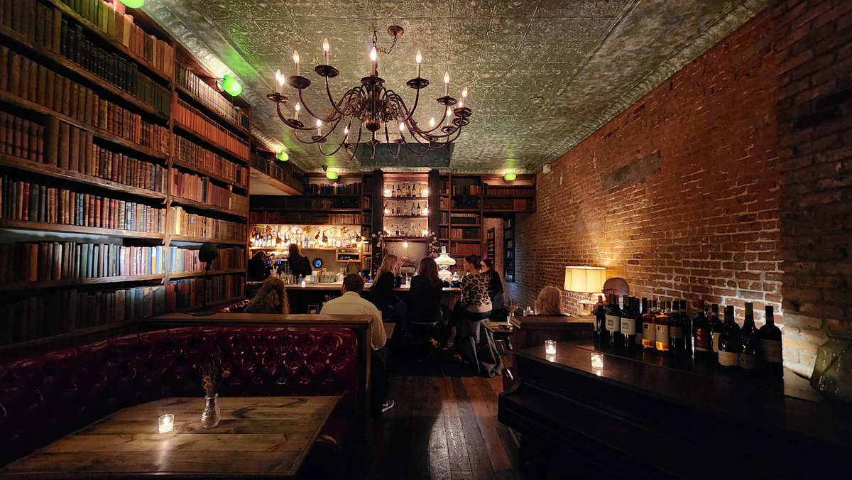 🇺🇸🇮🇹 Discover the fusion of Southern Italian charm &amp; American warmth at our romantic hideaway in #Greenpoint, Brooklyn! Indulge in mouth-watering cuisine, cozy ambiance, and make unforgettable memories! ❤️🍝🍷 Book your table now! #BrooklynEats #RomanticDinner #LoveAndPasta