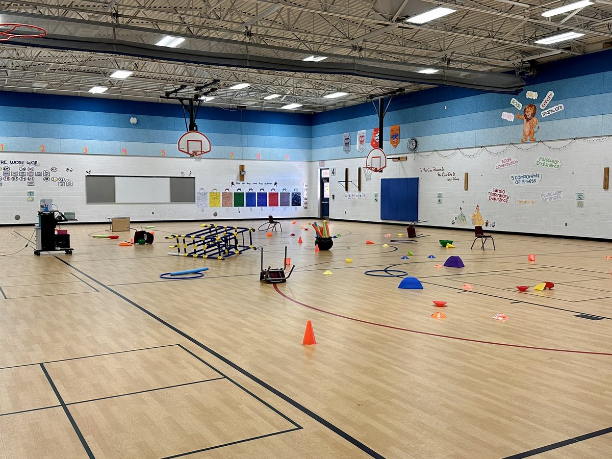 mrsbradenPE's tweet photo. Ahhh! The leprechaun stole all our gold and ruined our gym!! 🍀
.
Students had so much fun trying to figure out where the leprechaun hid our gold while practicing dribbling! 🏀
.
.
#physed #pe #pegeeks #leprechaun #HappyStPatricksDay https://t.co/rwKd1Wuwq7