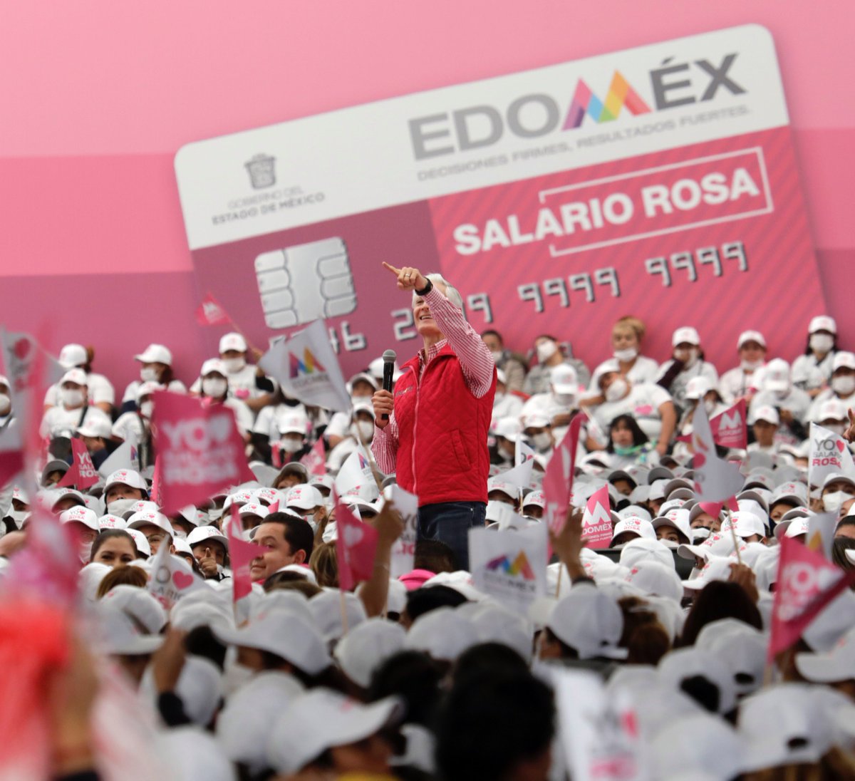 El programa #SalarioRosa llega a 700 mil beneficiarias! <a href="/alfredodelmazo/">Alfredo Del Mazo</a> entrega miles de tarjetas a Amas de Casa del #Edomex en el municipio de Ecatepec. 👸🏻🫶🏻 💫