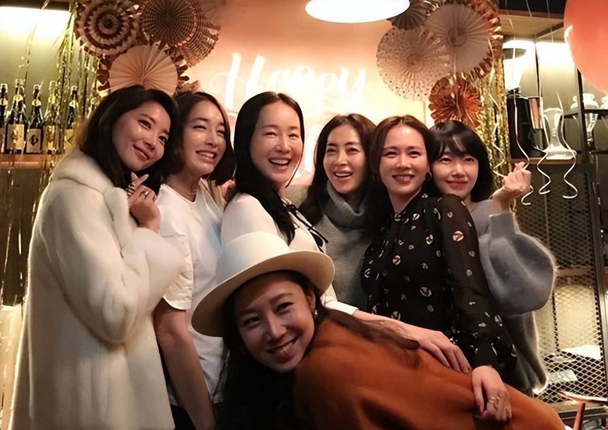 aathenaxoxo's tweet photo. Song yoonah and her expensive circle 🔥
• Song Yoona with Cinderella 7
• Song Yoona with 7 Princesses
• Song Yoona X Song Hye Kyo X Kim Hee Sun
• Song Yoona X Kim Hye Soo

Honorable mention:
• Song Yoona X her chungmuro husband, Sol Kyung Gu 

EXPENSIVE AF 💲💲 https://t.co/MoOa1JqhrS