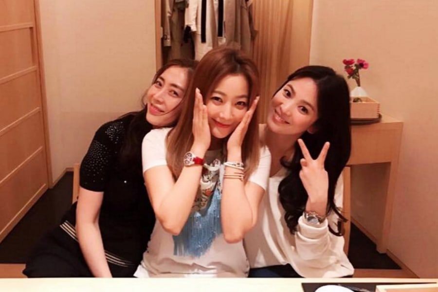 aathenaxoxo's tweet photo. Song yoonah and her expensive circle 🔥
• Song Yoona with Cinderella 7
• Song Yoona with 7 Princesses
• Song Yoona X Song Hye Kyo X Kim Hee Sun
• Song Yoona X Kim Hye Soo

Honorable mention:
• Song Yoona X her chungmuro husband, Sol Kyung Gu 

EXPENSIVE AF 💲💲 https://t.co/MoOa1JqhrS