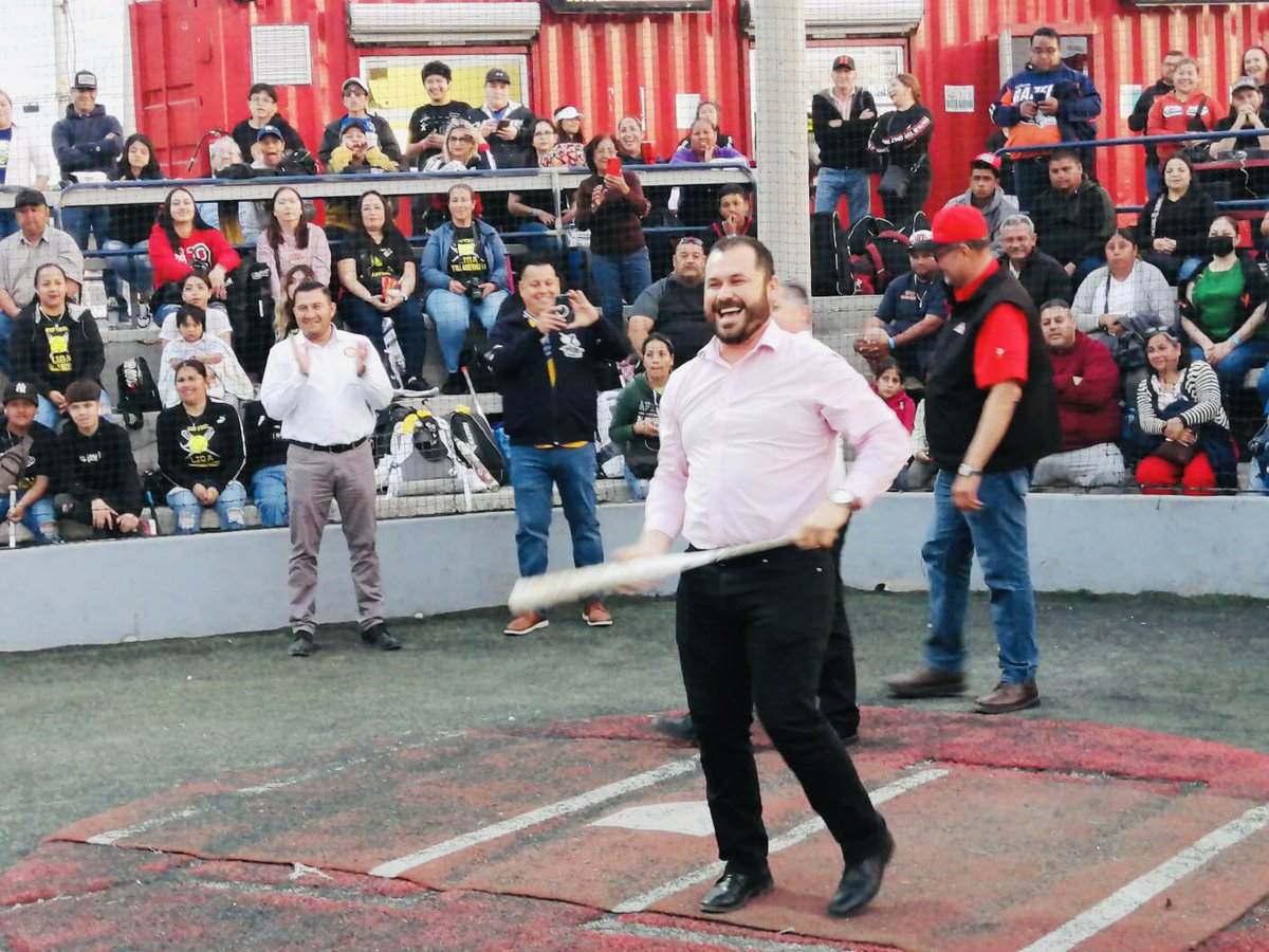 03jauregui's tweet photo. Esta tarde tuve la dicha de dar la bienvenida a equipos femeniles de sóftbol U14, U16 y U18 de Chihuahua, Sinaloa, Las Bajas y por supuesto Ligas de Sonora al Torneo PreMundial PONY 2023. ¡Felicidades Ing. Carlos Vea Director de la Región XII! 🥎 https://t.co/phjgcEnPzw