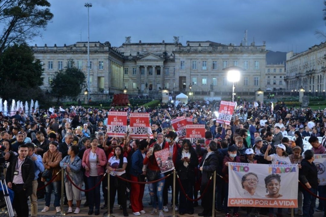lacoutu's tweet photo. Cuál de estas dos fotos muestran la realidad política que enfrenta el #GobiernoDelCambio de .@petrogustavo 
1/ Izquierda ↙️ de Petro "Me Gusta"
2/ Derecha ↘️publicada por .@lasillavacia, "Retwitt". https://t.co/q4CgVyQzQr