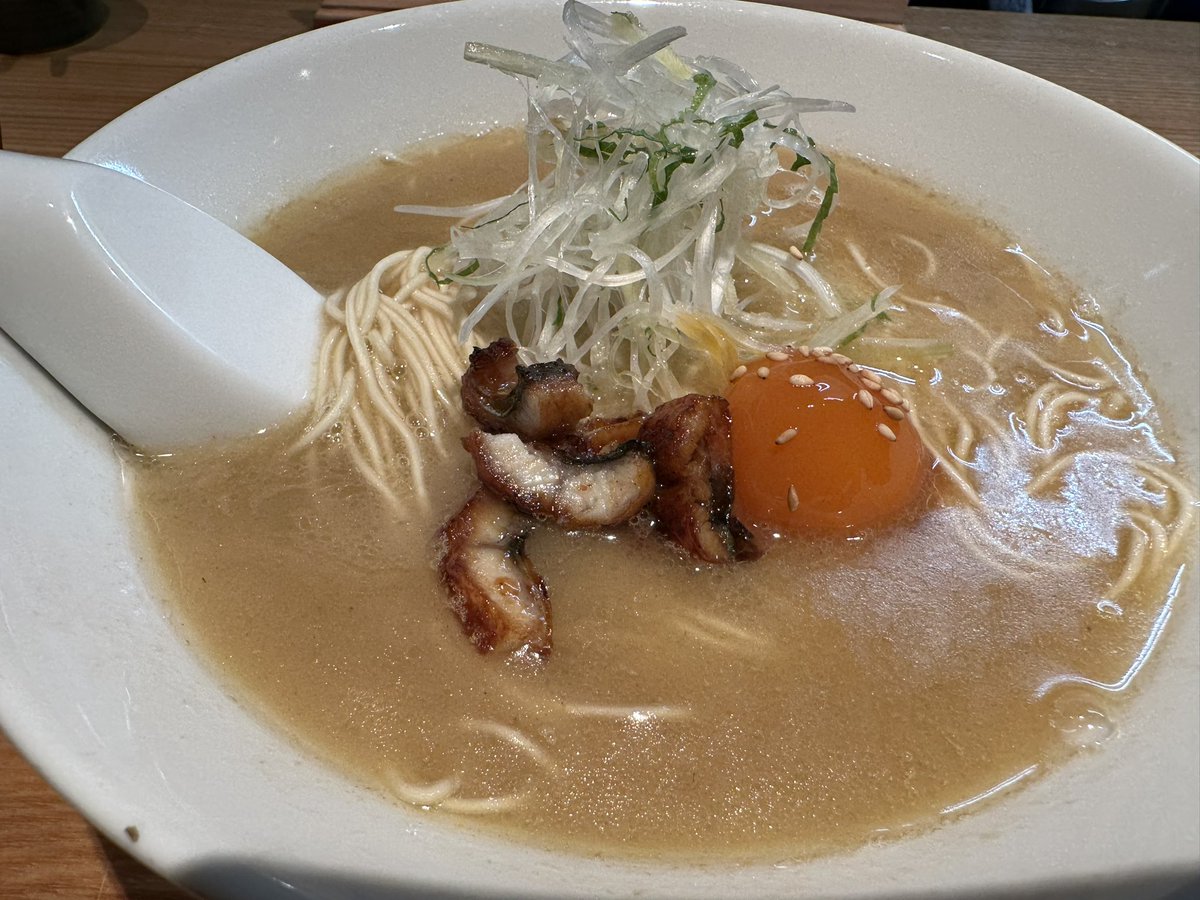 飯田橋『山田の鰻』金・土限定メニュー鰻骨ラーメン〜!!
うーむ未体験の味わい…!これが鰻の骨の出汁かぁ〜!黄身漬けも旨し!
堪らんですね! 