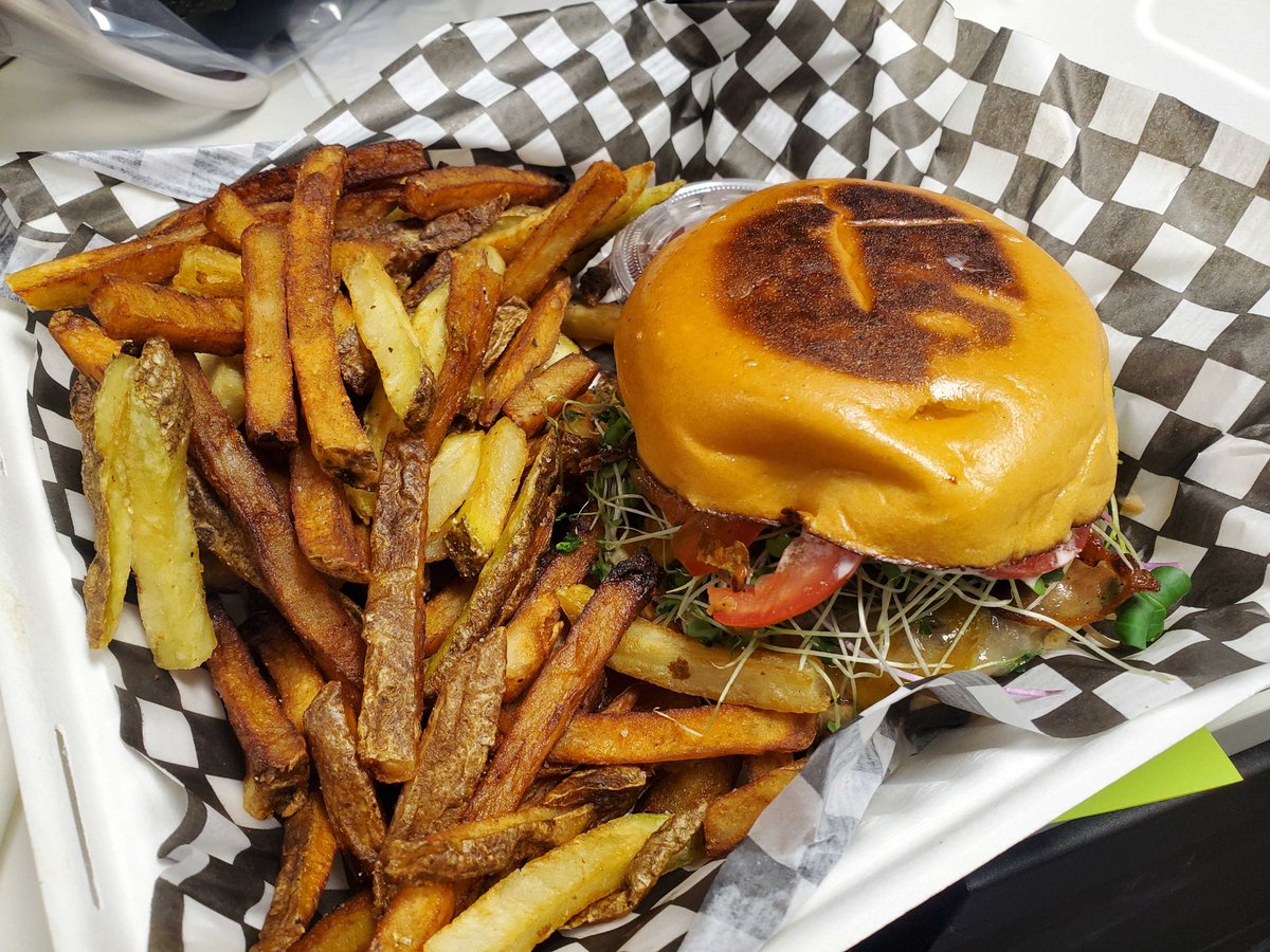 #yfcburgerbattle23 burg #12: the house burger from Jenna's Nut-free Dessertery. Great example of a burger with no weird gimmicks but just really solid all-around. Just cheese, bacon, tomatoes, pickles, micro greens and a great aioli. Delicious beef on a buttery toasted bun