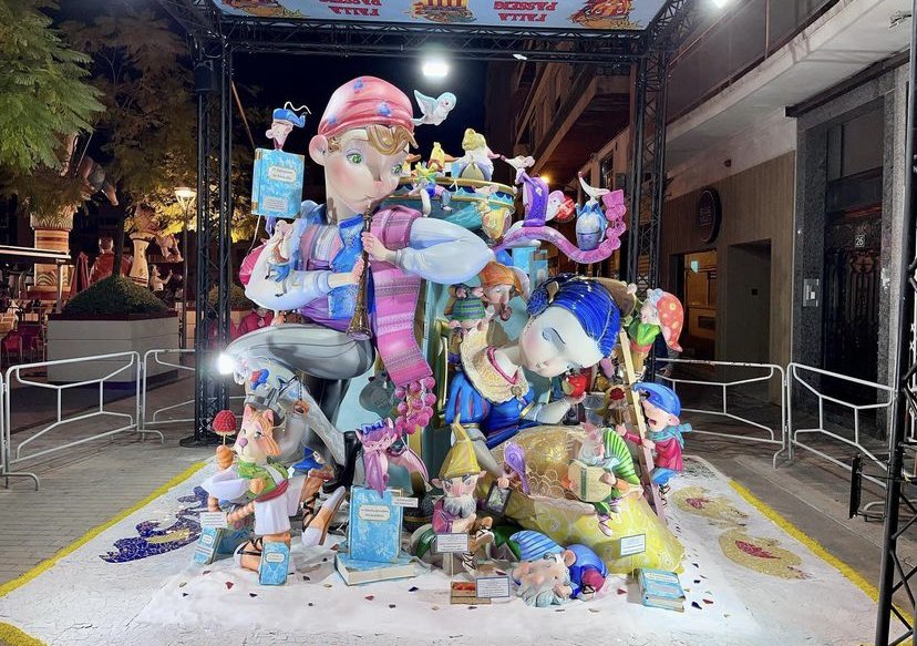 Així llueixen ja els nostres monuments!
E S P E C T A C U L A R S!
El millor de tot, FER entre tots i totes FALLA! ❤️‍🔥
Gràcies a tota la comissió per la implicació, ha sigut un dia redó!
#Passeig2023